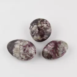 Turmalín rubelit v kremeni